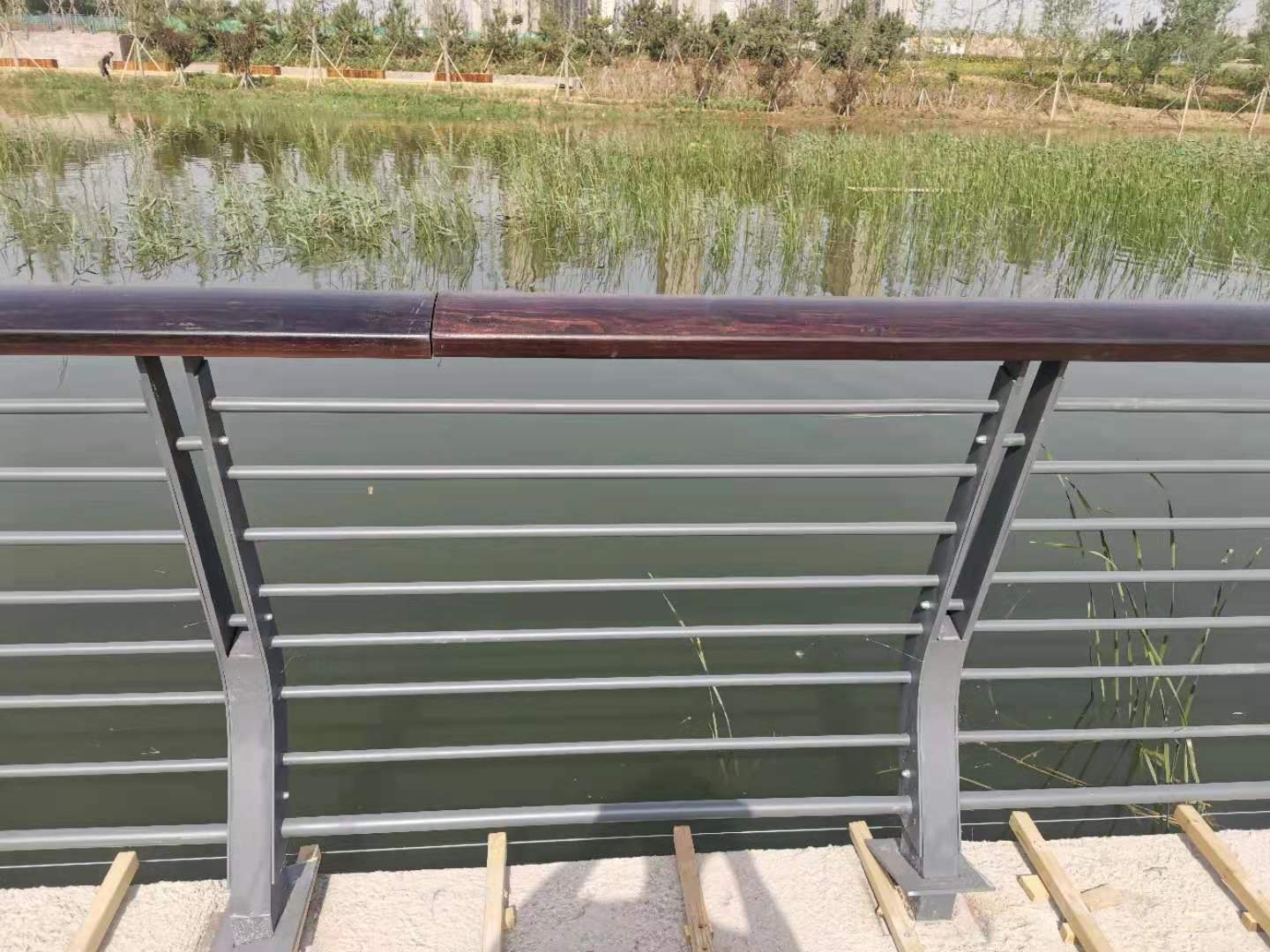 眉山市桥梁防撞护栏铝合金护栏 - 方案
